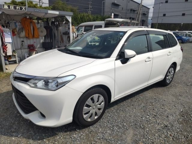 3869 Toyota Corolla fielder NRE161G 2017 г. (LUM Fukuoka Nyusatsu)